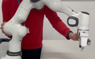 Mesterséges intelligencia - Már emberi módon öltöztetnek a gondozó robotok