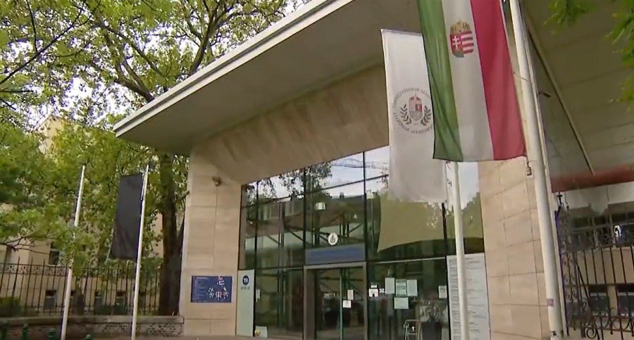 Sikeresen műtöttek térdet robottal a Semmelweis Egyetem Ortopédiai Klinikáján
