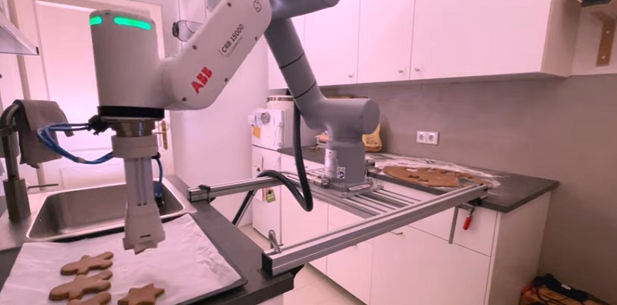 Még ünnepi sütiket is kitűnően készít az ABB GoFa robotja 