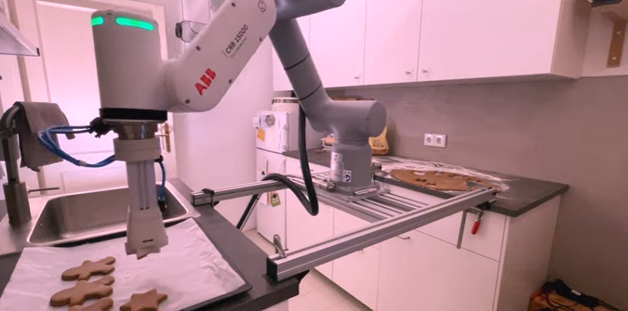 Még ünnepi sütiket is kitűnően készít az ABB GoFa robotja