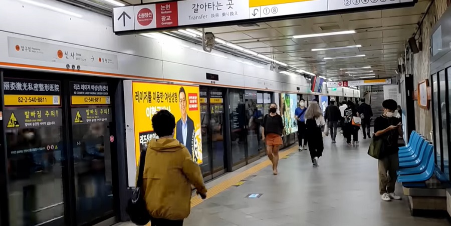 Fordít a mesterséges intelligencia a turistáknak a szöuli metróban
