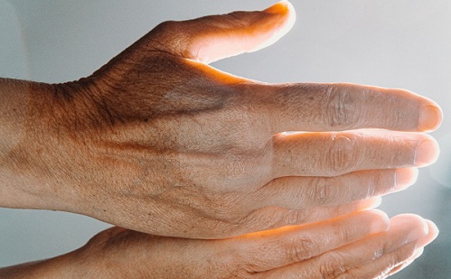 Még a kanyarban sincs a Parkinson-kór, a mesterséges intelligencia kimutatja