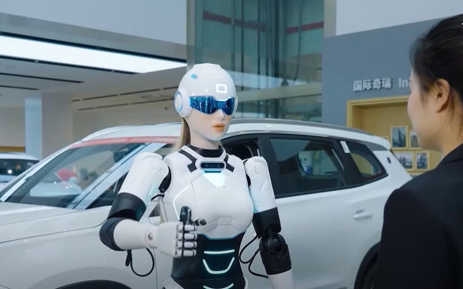 Autóértékesítő lett a kínai humanoid robot