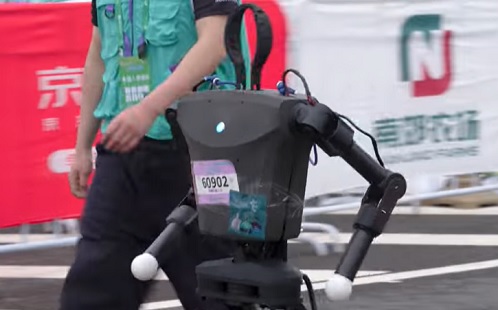 Videóval - Futó mesterséges intelligencia: robot félmaratont tartottak Pekingben