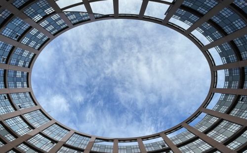 Európaiak posztjaiból épít mesterséges intelligenciát a Facebook anyacége