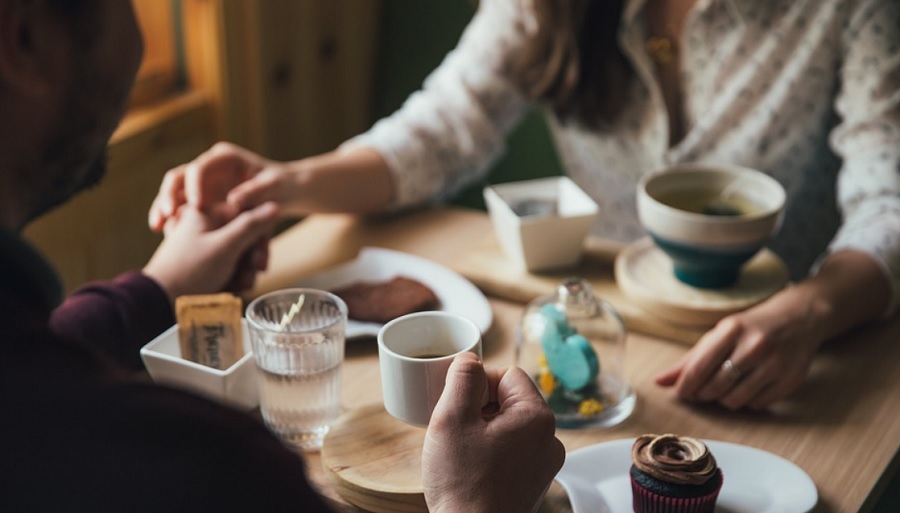 Mesterséges intelligencia segít túllépni az unalmas randi-csevegésen
