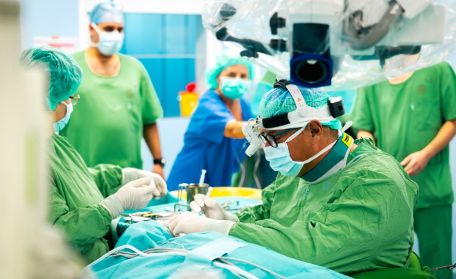 Prof. Dr. Rovó László beülteti az első okos cochleáris implantátumot