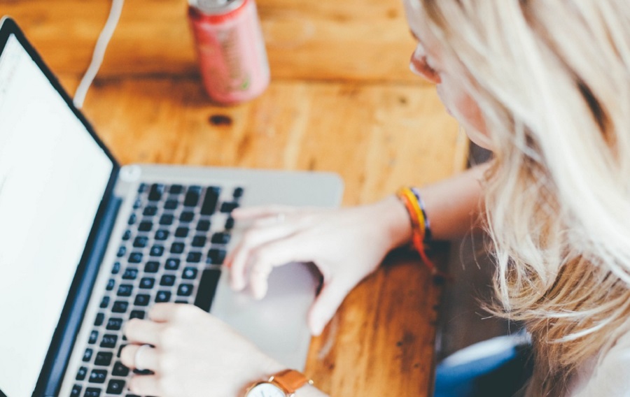 Mesterséges intelligencia-inváziótól tartanak a regényírók