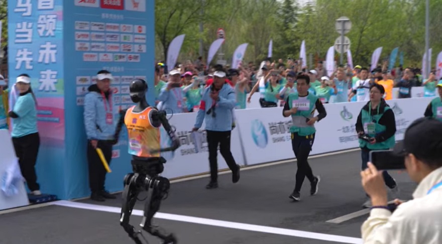 Félmaratonon futó robotok Pekingben - ők tesztelhetik a futócipőket a jövőben