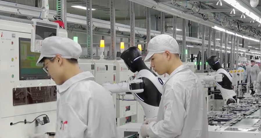 A humanoid robotok emberek mellett dolgoznak a Longcheer gy&aacute;r&aacute;ban