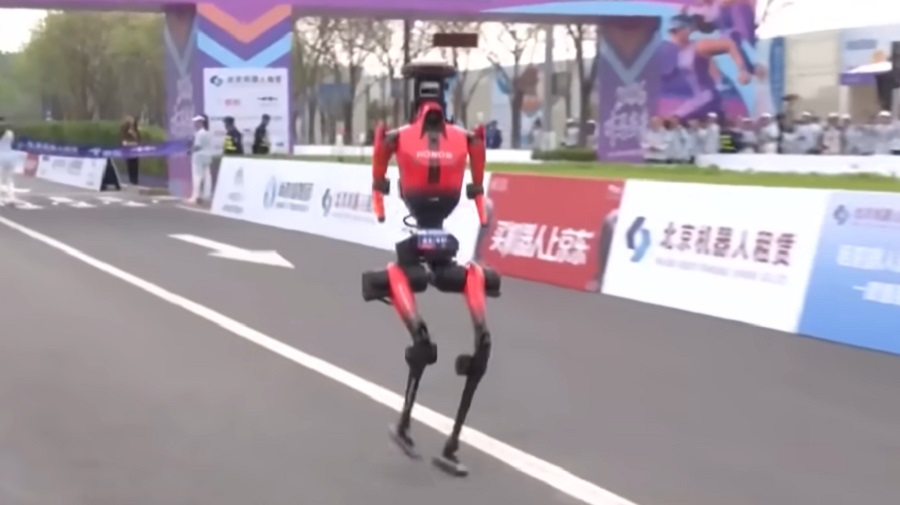 Mesters&eacute;ges intelligencia: fut&oacute;versenyt nyert a robot, t&uacute;ll&eacute;pett az emberis&eacute;g rekordj&aacute;n