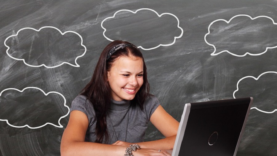 Mesters&eacute;ges intelligencia-chatbotokhoz fordul t&aacute;mogat&aacute;s&eacute;rt a tinik j&oacute; r&eacute;sze