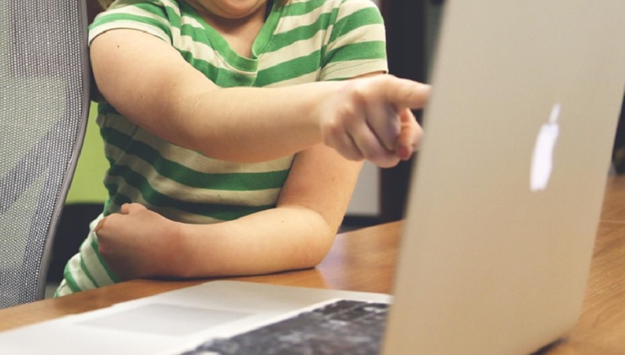 Bekem&eacute;ny&iacute;t a Meta &ndash; tinik nem f&eacute;rhetnek hozz&aacute; az MI-chatbot karaktereihez