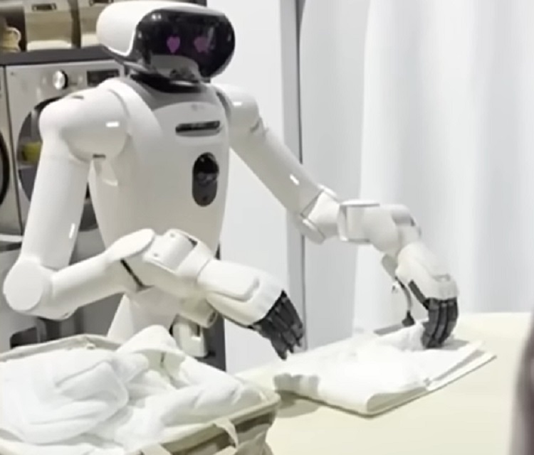 Megj&ouml;tt a h&aacute;ztart&aacute;sok &aacute;lma: a ruhahajtogat&oacute; robot mesters&eacute;ges intelligenci&aacute;val