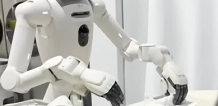 Megjött a háztartások álma: a ruhahajtogató MI-robot