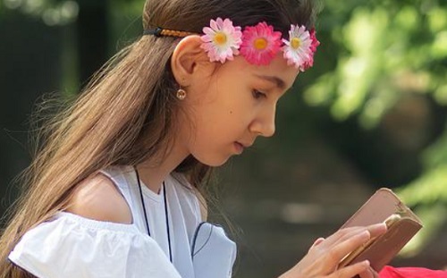 Bekeményít a Meta – tinik nem férhetnek hozzá az MI-chatbot karaktereihez