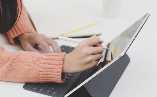 A generatív mesterséges intelligencia az iskolákban is terjed, de a tanulás nem válhat gyorsított másolássá