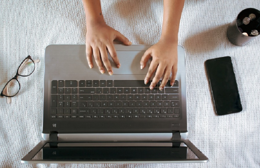 Bőd&uuml;letesen rossz tan&aacute;csokat adtak a mesters&eacute;ges intelligencia chatbotok